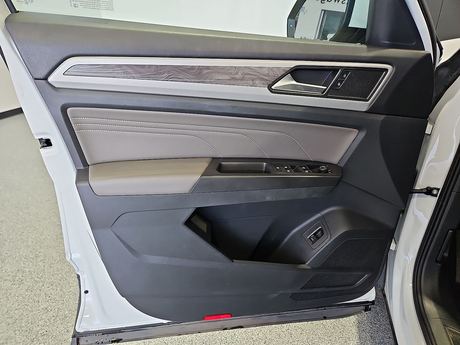 2023 Volkswagen Atlas Cross Sport 2.0T SE w/Technology Pure White at Street VW of Amarillo