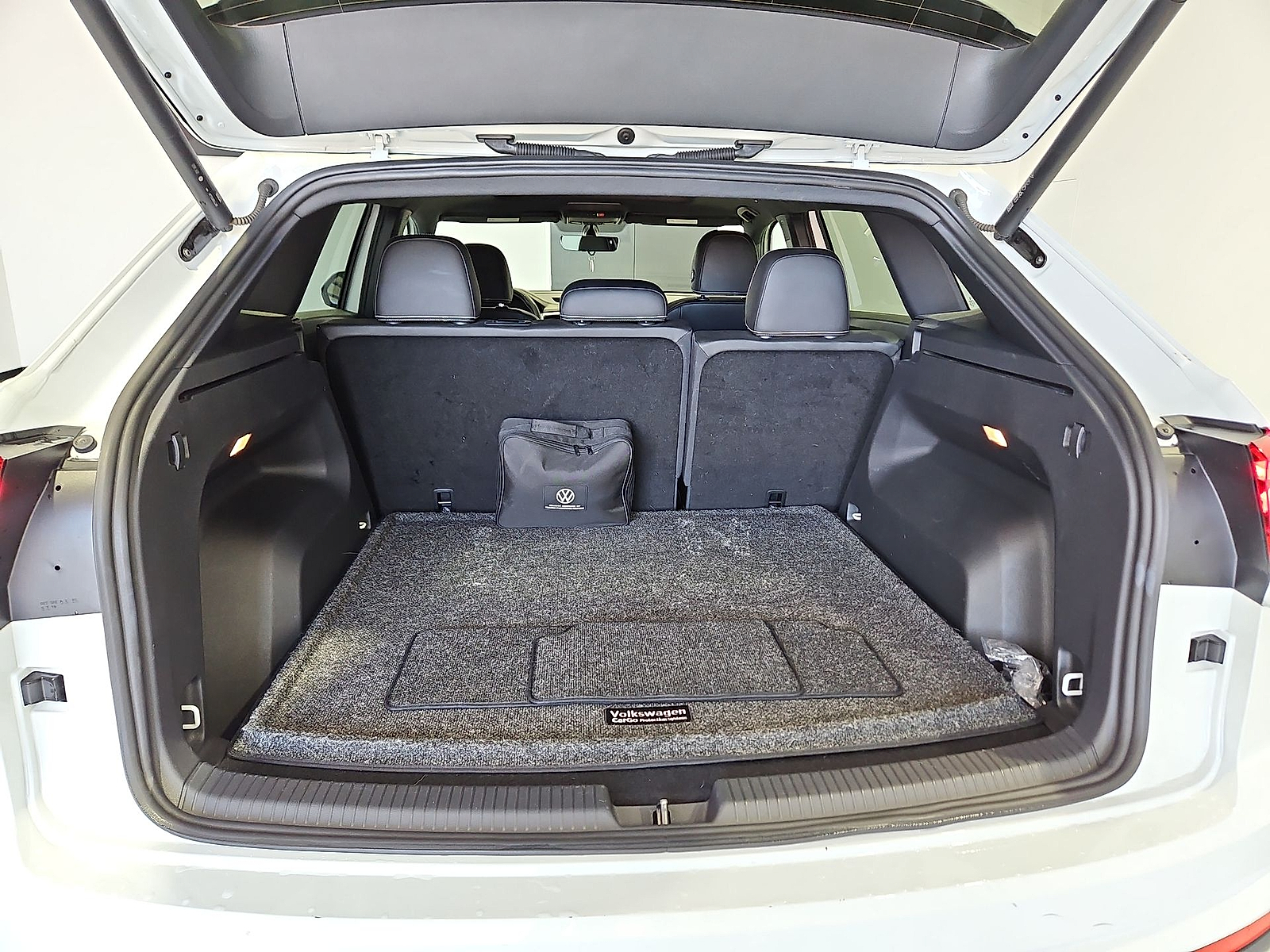 2023 Volkswagen Atlas Cross Sport 2.0T SE w/Technology Pure White at Street VW of Amarillo