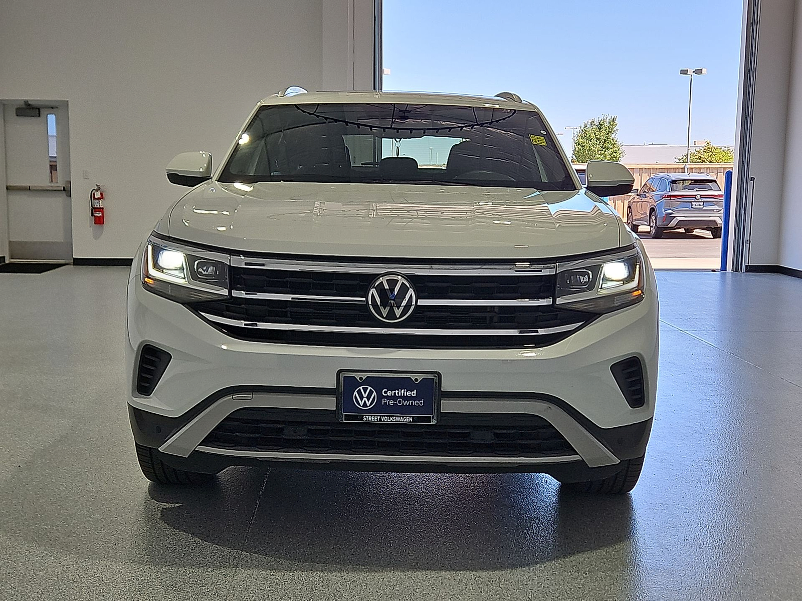 2023 Volkswagen Atlas Cross Sport 2.0T SE w/Technology Pure White at Street VW of Amarillo