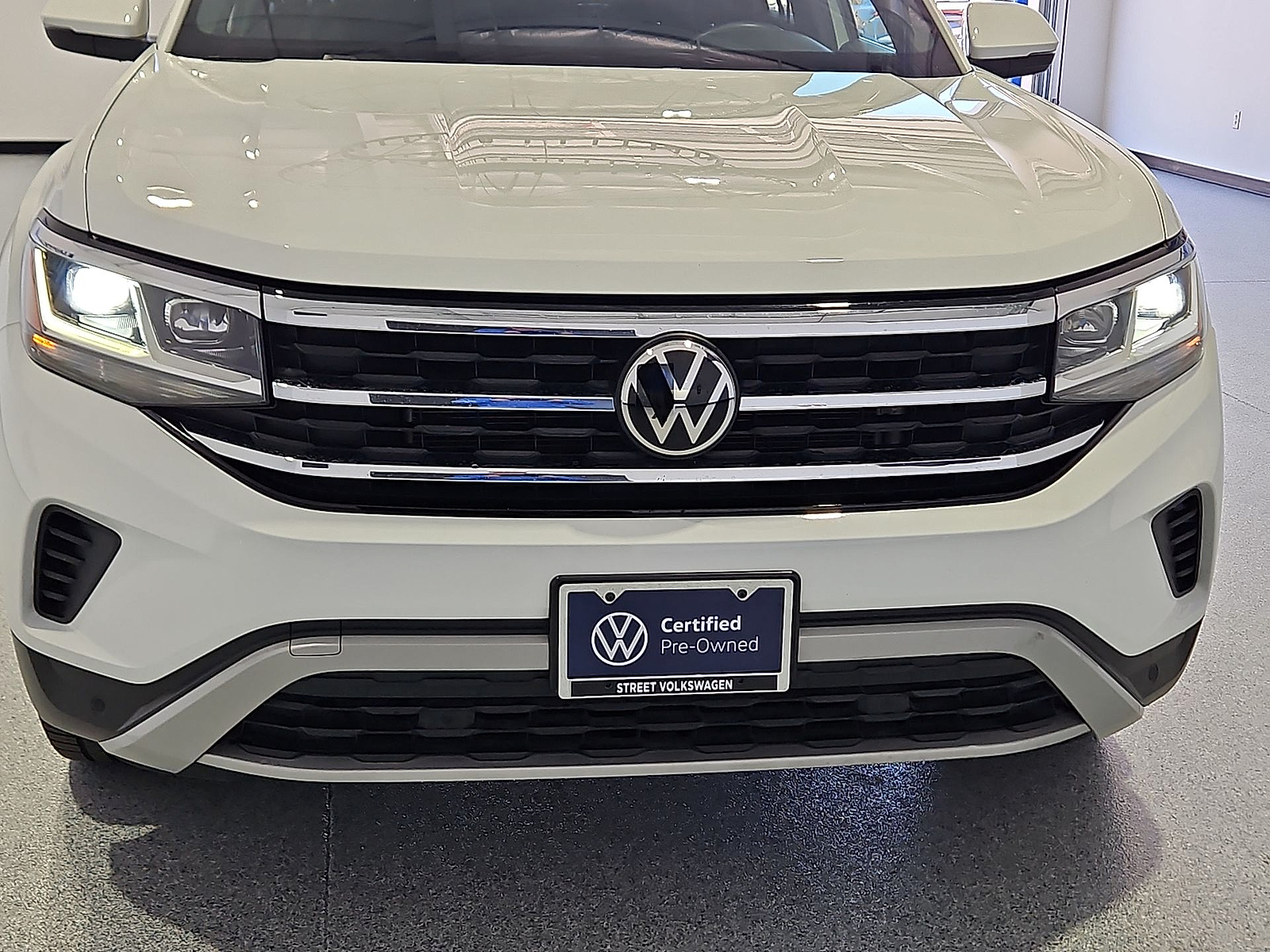 2023 Volkswagen Atlas Cross Sport 2.0T SE w/Technology Pure White at Street VW of Amarillo