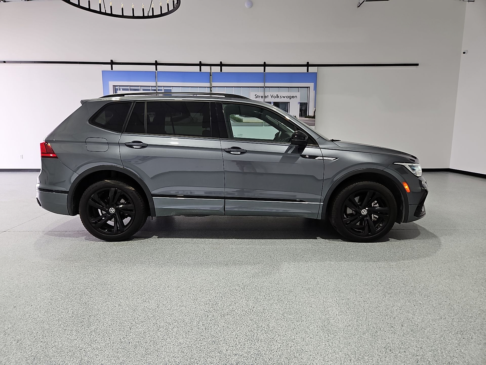 2023 Volkswagen Tiguan 2.0T SE R-Line Black - 8