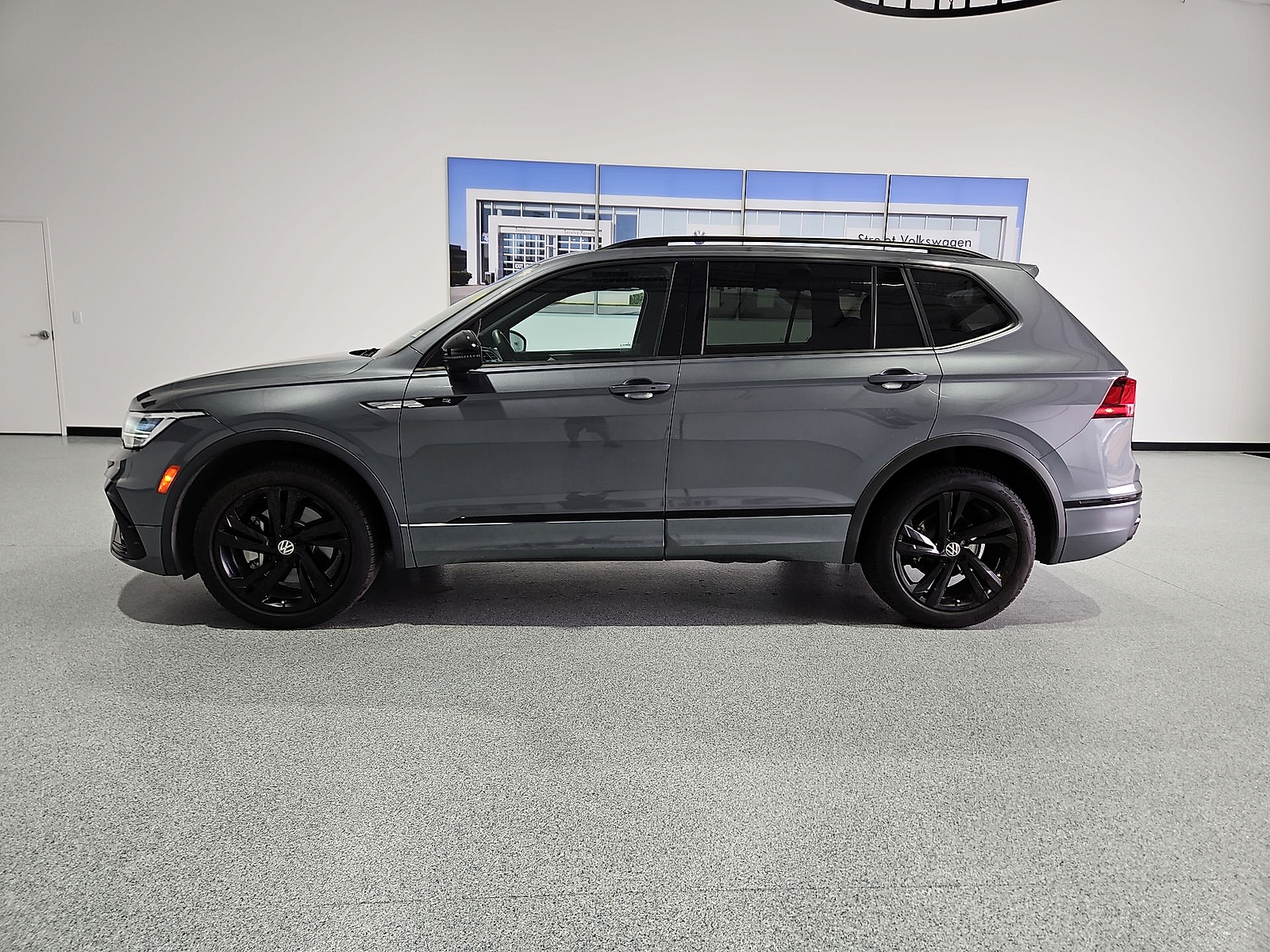 2023 Volkswagen Tiguan 2.0T SE R-Line Black - 4