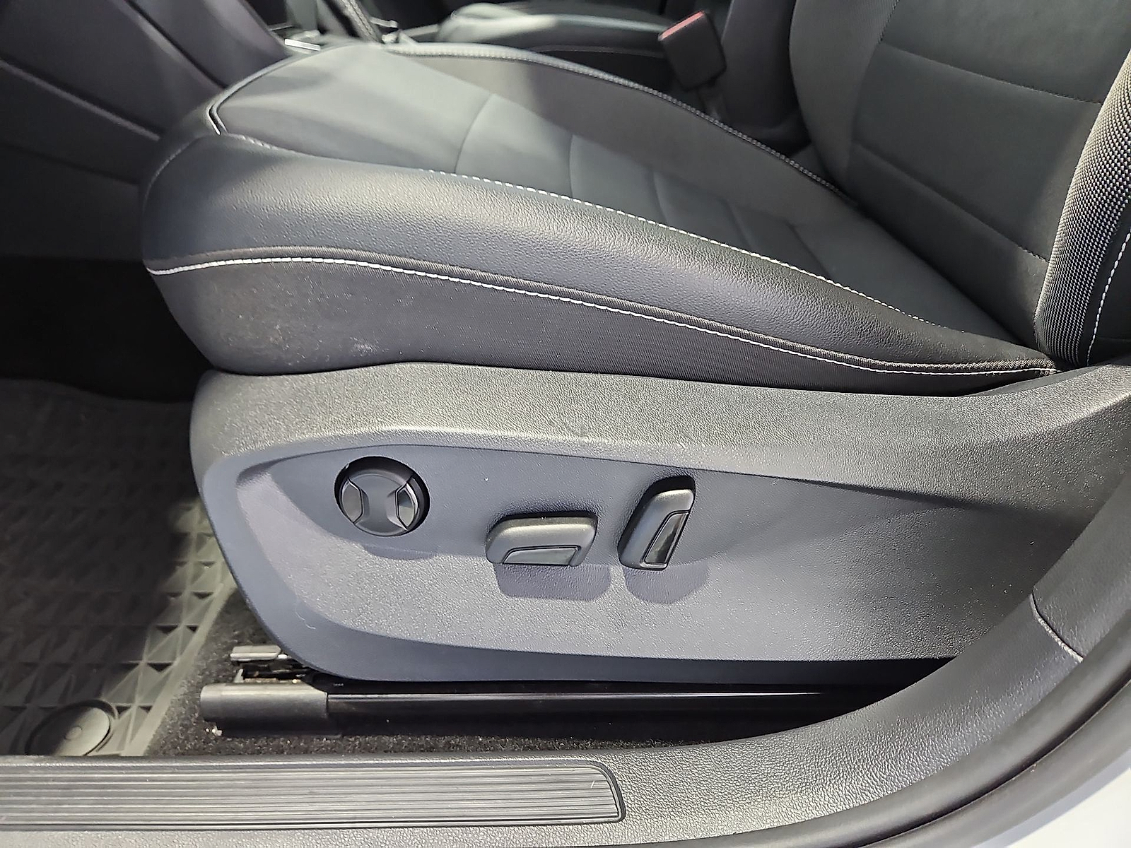 2023 Volkswagen Taos 1.5T SE Pure White at Street VW of Amarillo