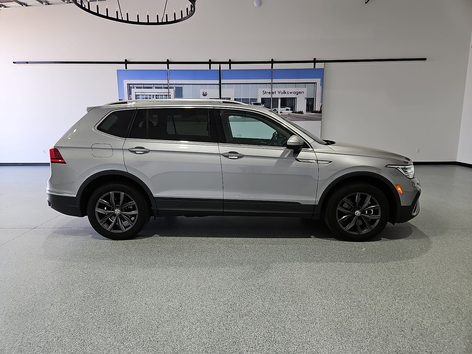 2023 Volkswagen Tiguan 2.0T SE - 8