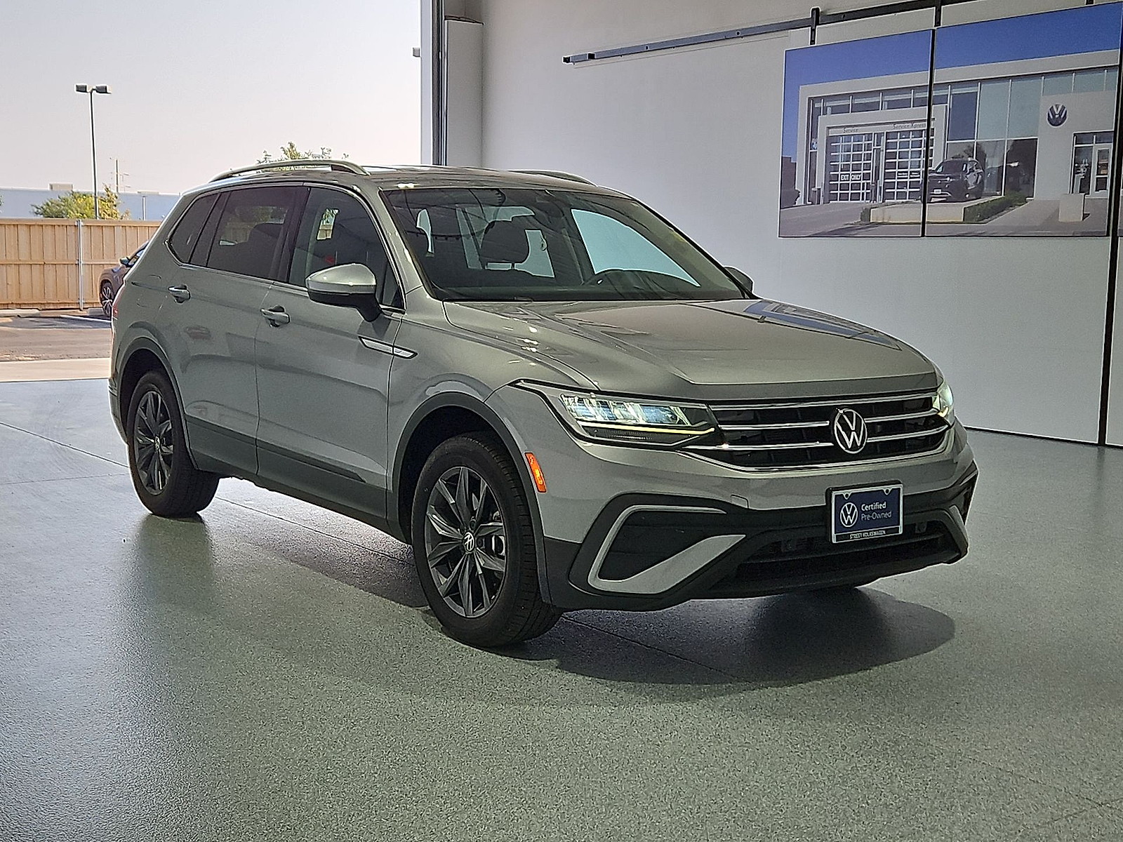 2023 Volkswagen Tiguan 2.0T SE - 1
