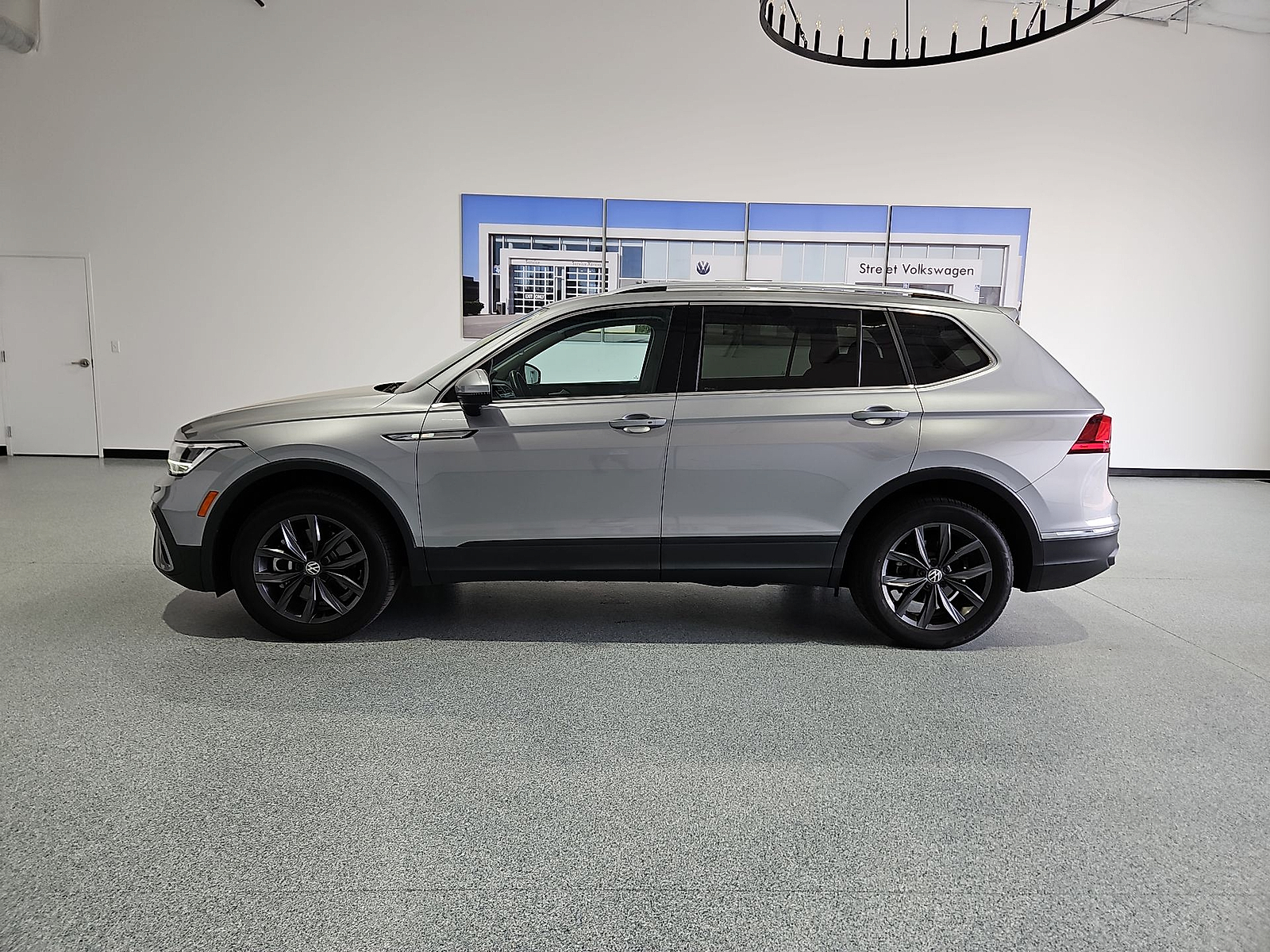 2023 Volkswagen Tiguan 2.0T SE - 4
