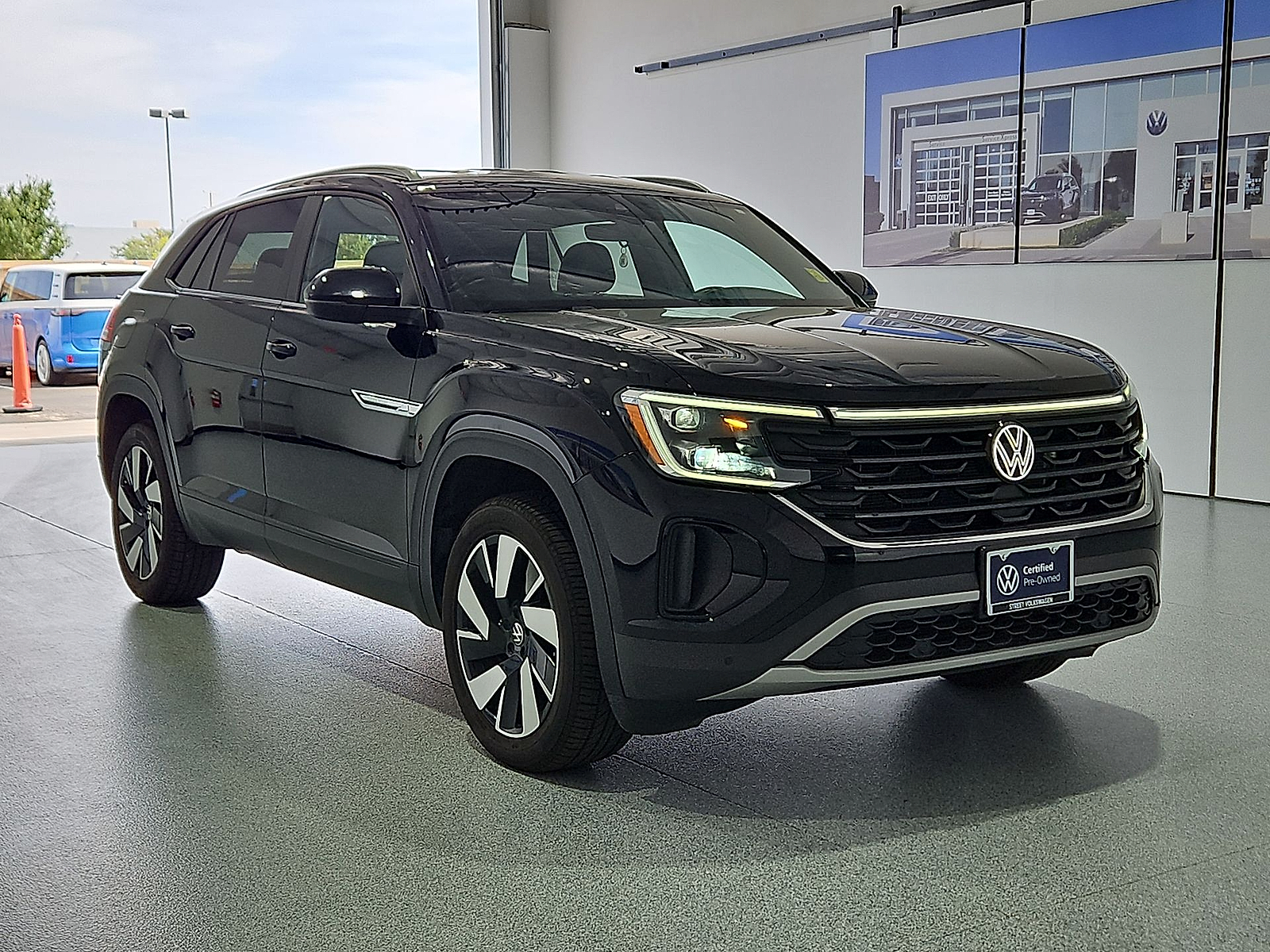 2024 Volkswagen Atlas Cross Sport 2.0T SE w/Technology Deep Black Pearl at Street VW of Amarillo