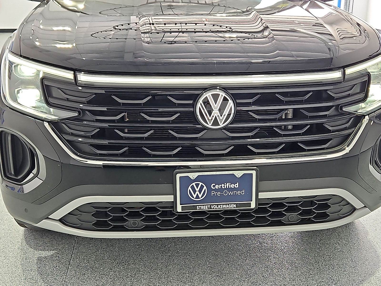 2024 Volkswagen Atlas Cross Sport 2.0T SE w/Technology Deep Black Pearl at Street VW of Amarillo