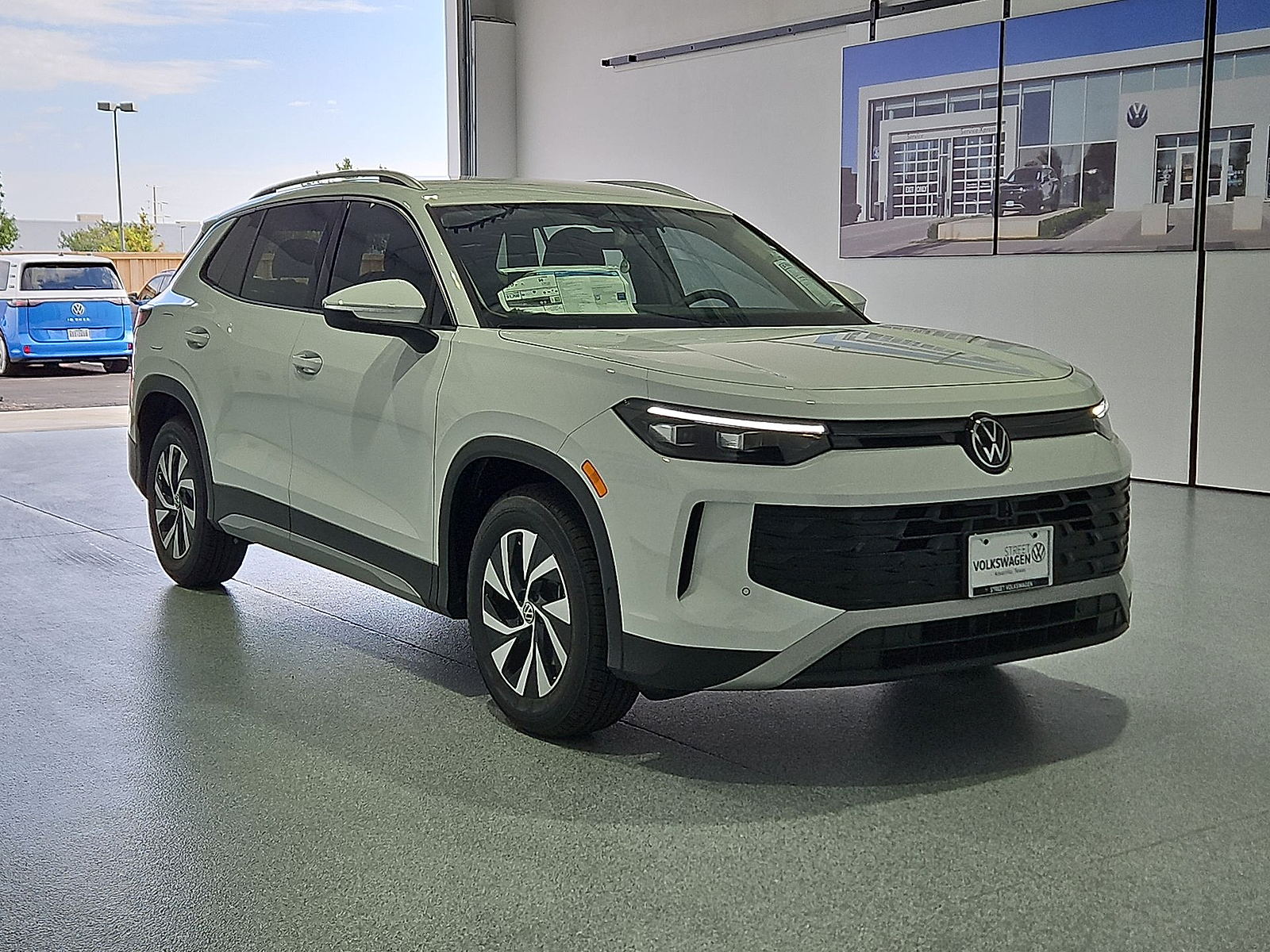 2026 Volkswagen Tiguan photo 2 of 22