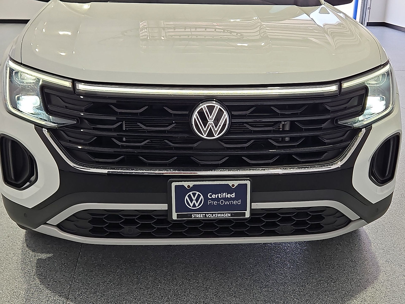 2024 Volkswagen Atlas Cross Sport 2.0T SE w/Technology Pure White at Street VW of Amarillo