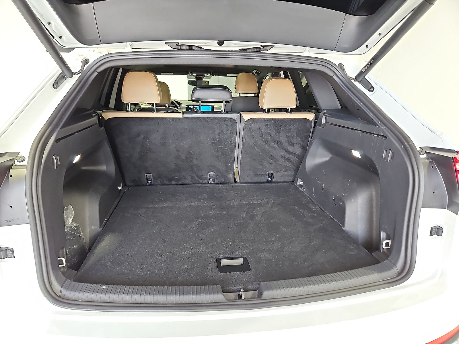 2024 Volkswagen Atlas Cross Sport 2.0T SE w/Technology Pure White at Street VW of Amarillo