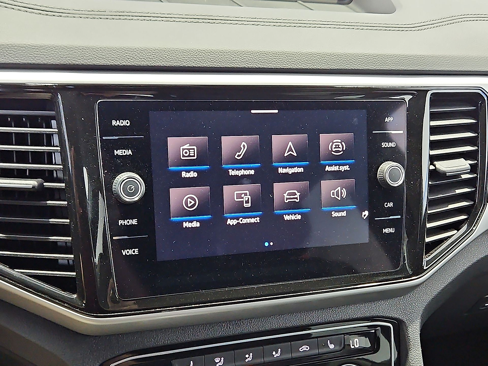 2023 Volkswagen Atlas Cross Sport 2.0T SE w/Technology Pure White at Street VW of Amarillo