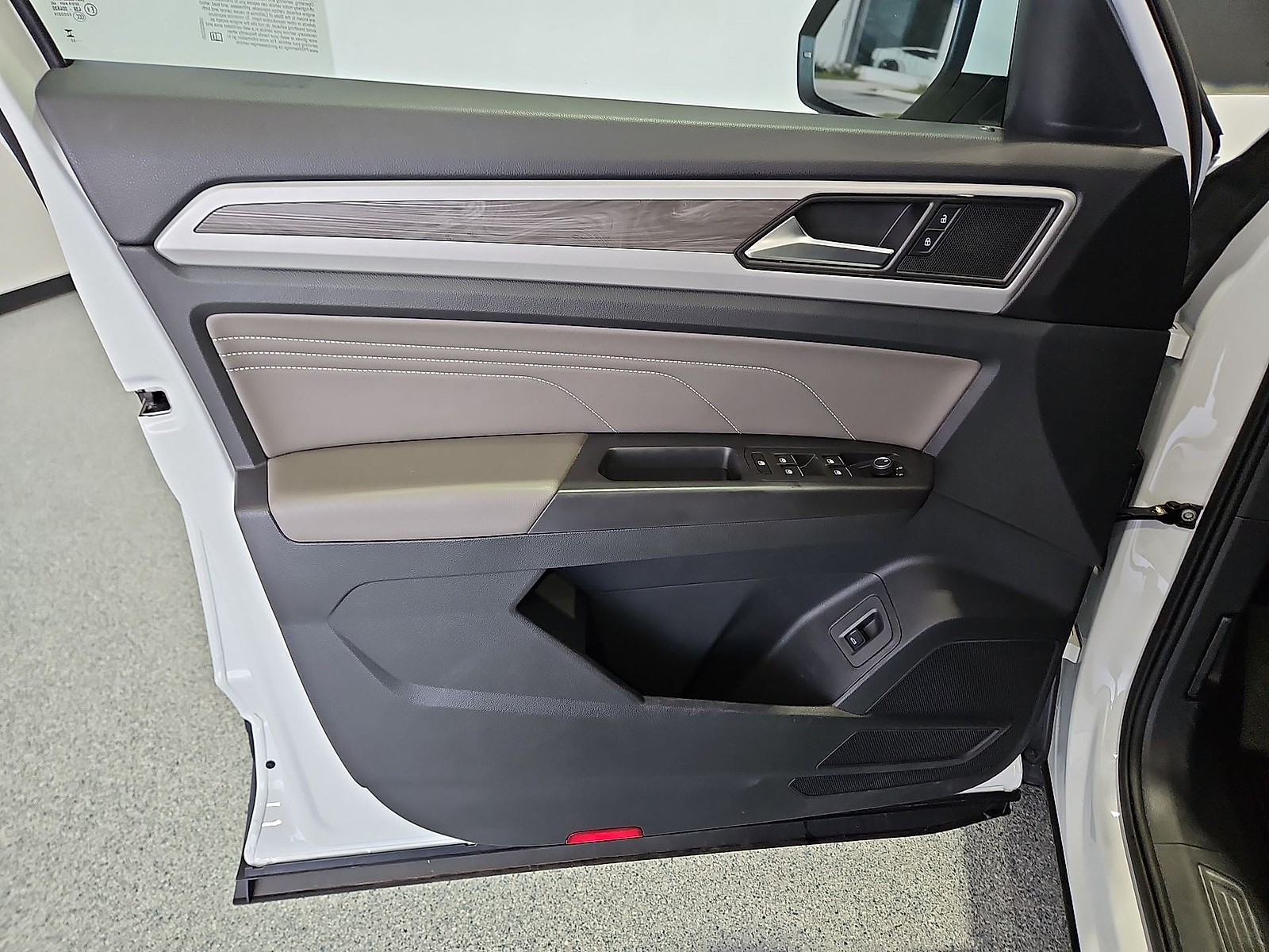 2023 Volkswagen Atlas Cross Sport 2.0T SE w/Technology Pure White at Street VW of Amarillo