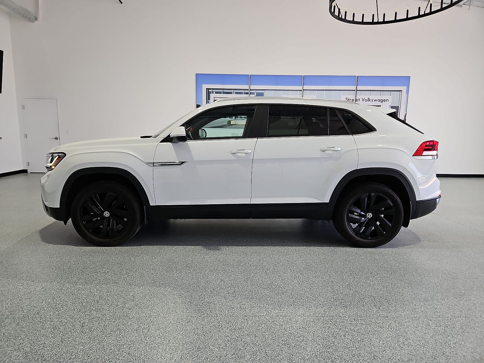 2023 Volkswagen Atlas Cross Sport 2.0T SE w/Technology Pure White at Street VW of Amarillo