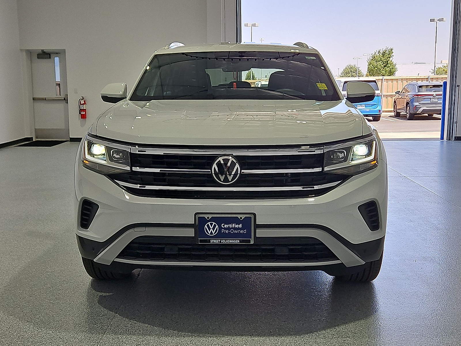 2023 Volkswagen Atlas Cross Sport 2.0T SE w/Technology Pure White at Street VW of Amarillo