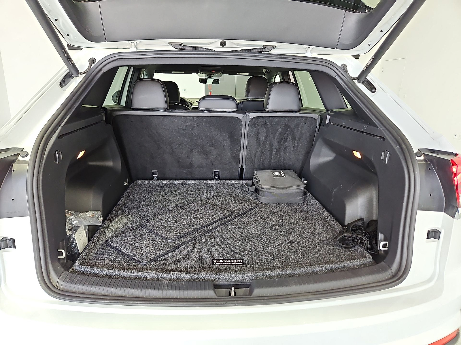 2023 Volkswagen Atlas Cross Sport 2.0T SE w/Technology Pure White at Street VW of Amarillo