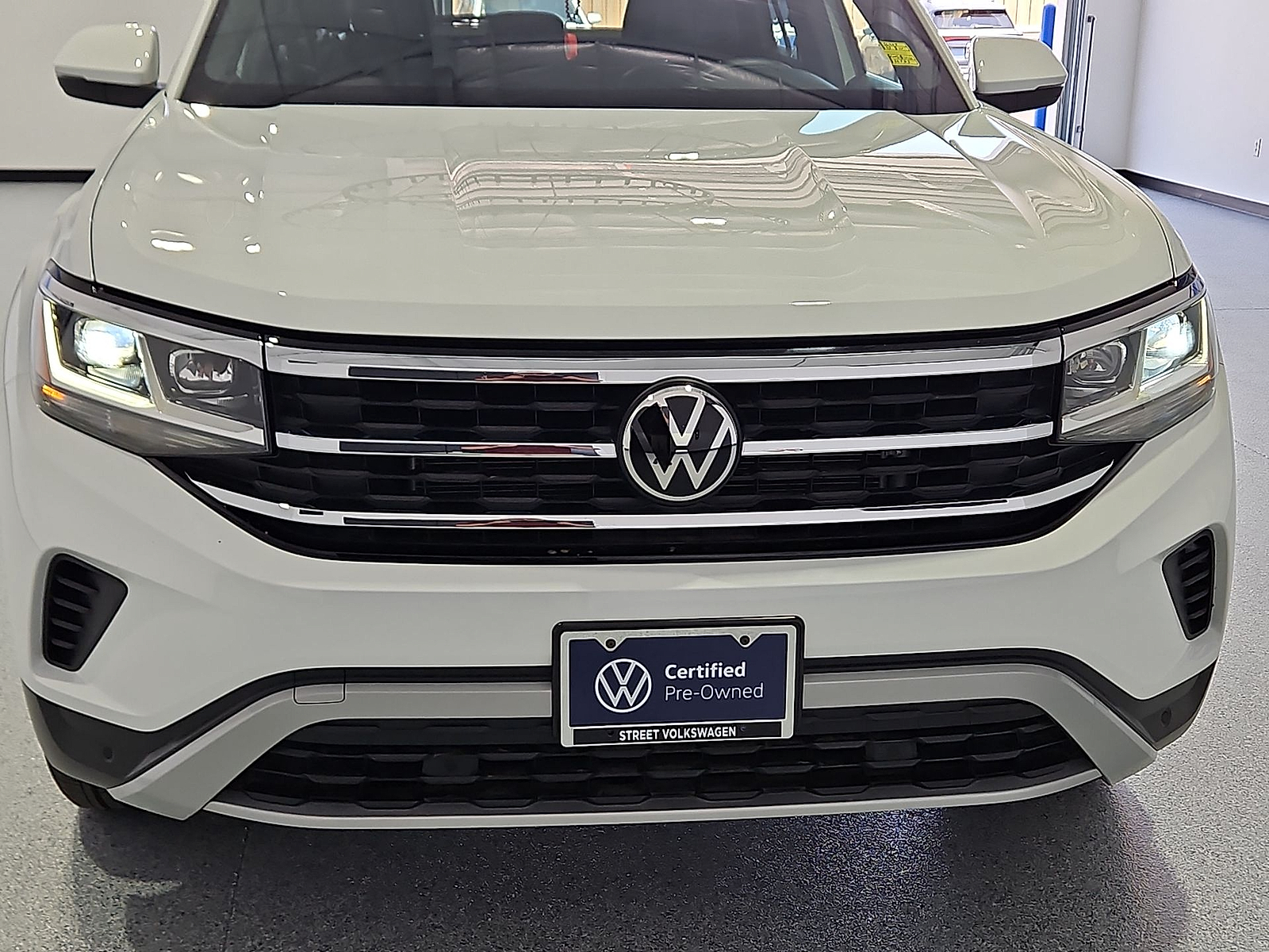 2023 Volkswagen Atlas Cross Sport 2.0T SE w/Technology Pure White at Street VW of Amarillo