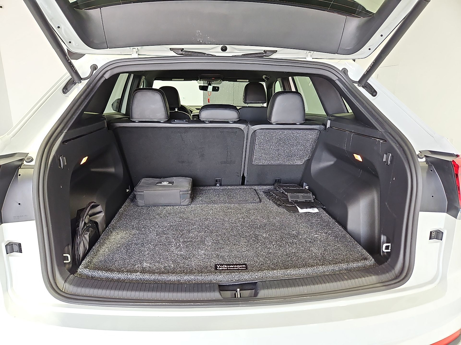 2023 Volkswagen Atlas Cross Sport 2.0T SE w/Technology Pure White at Street VW of Amarillo