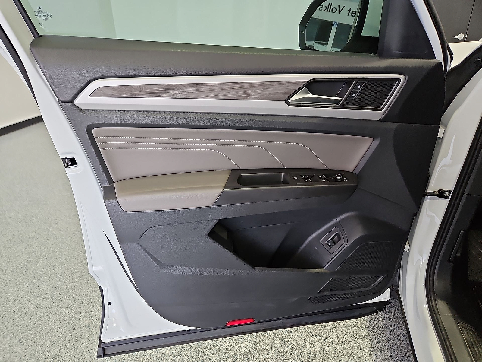 2023 Volkswagen Atlas Cross Sport 2.0T SE w/Technology Pure White at Street VW of Amarillo