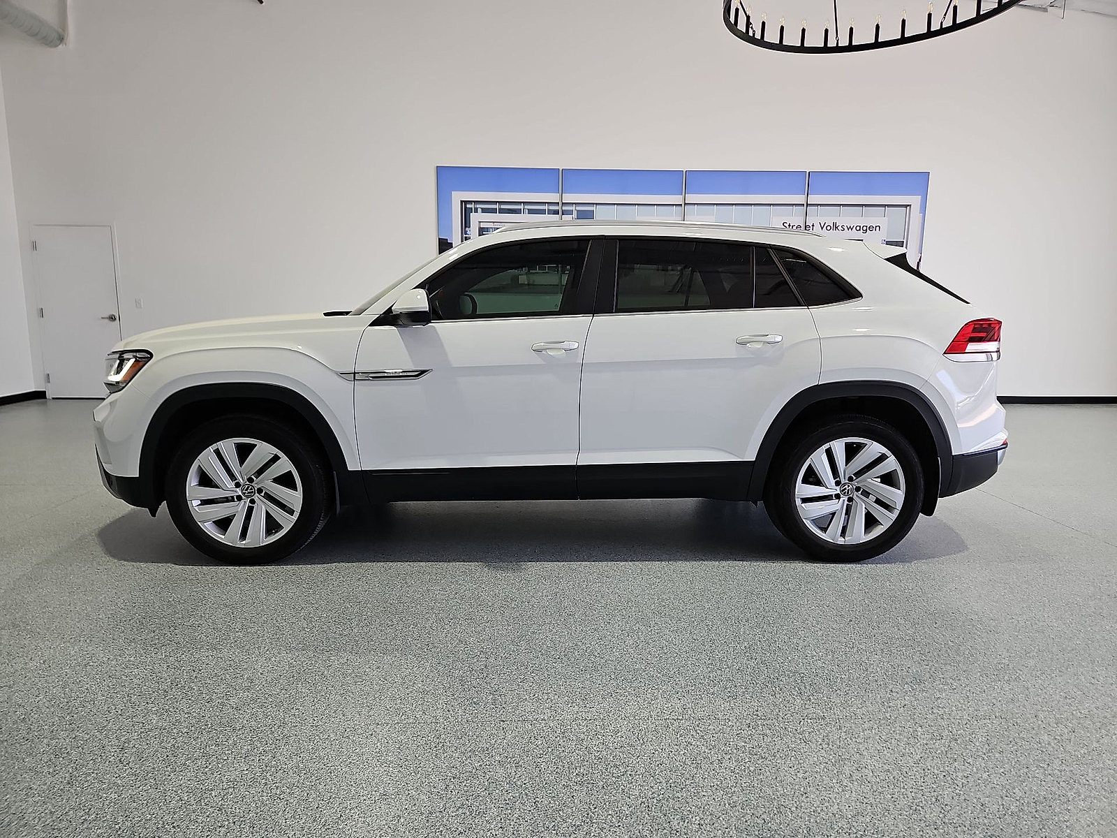 2023 Volkswagen Atlas Cross Sport 2.0T SE w/Technology Pure White at Street VW of Amarillo