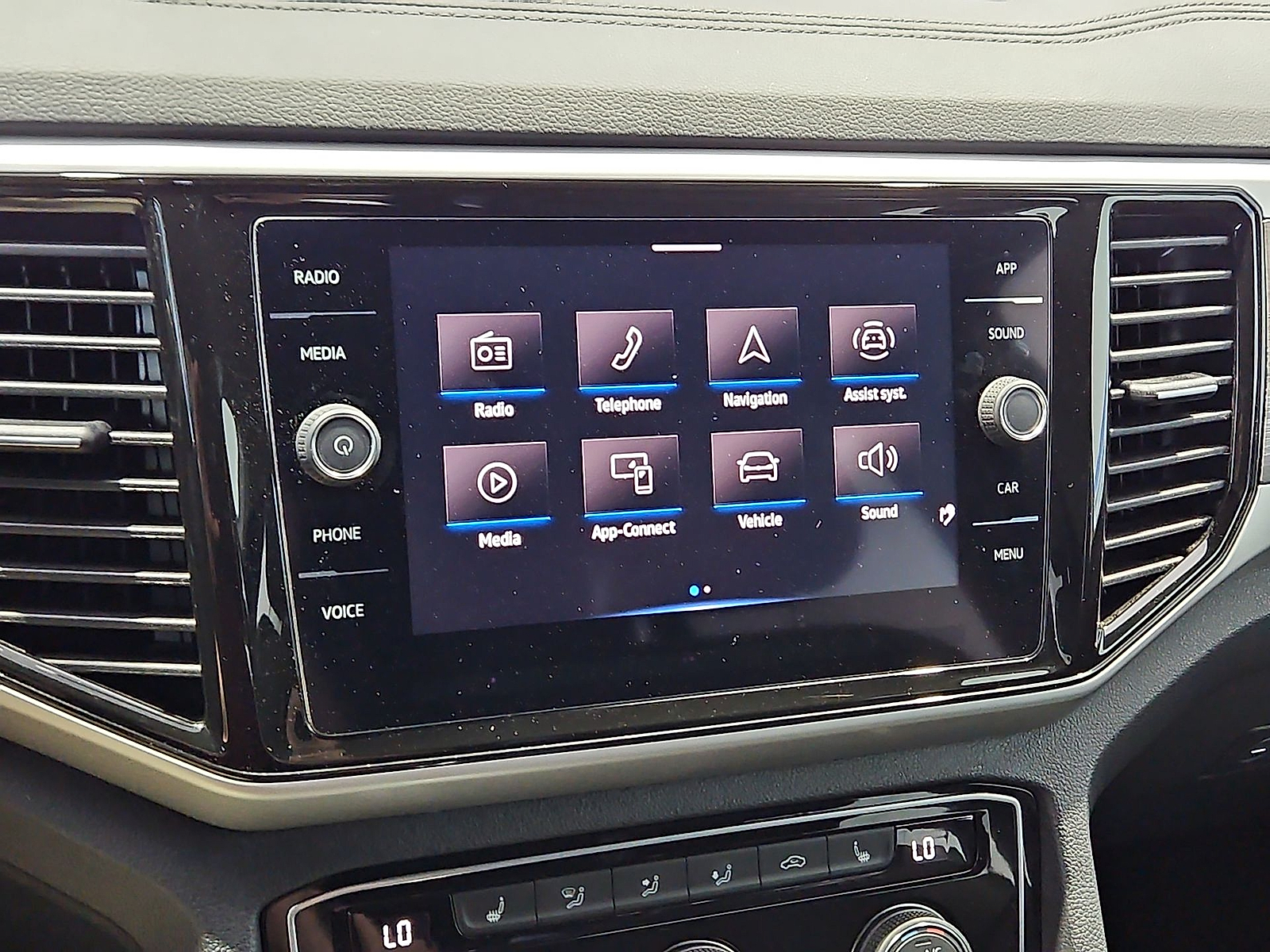 2023 Volkswagen Atlas Cross Sport 2.0T SE w/Technology Pure White at Street VW of Amarillo