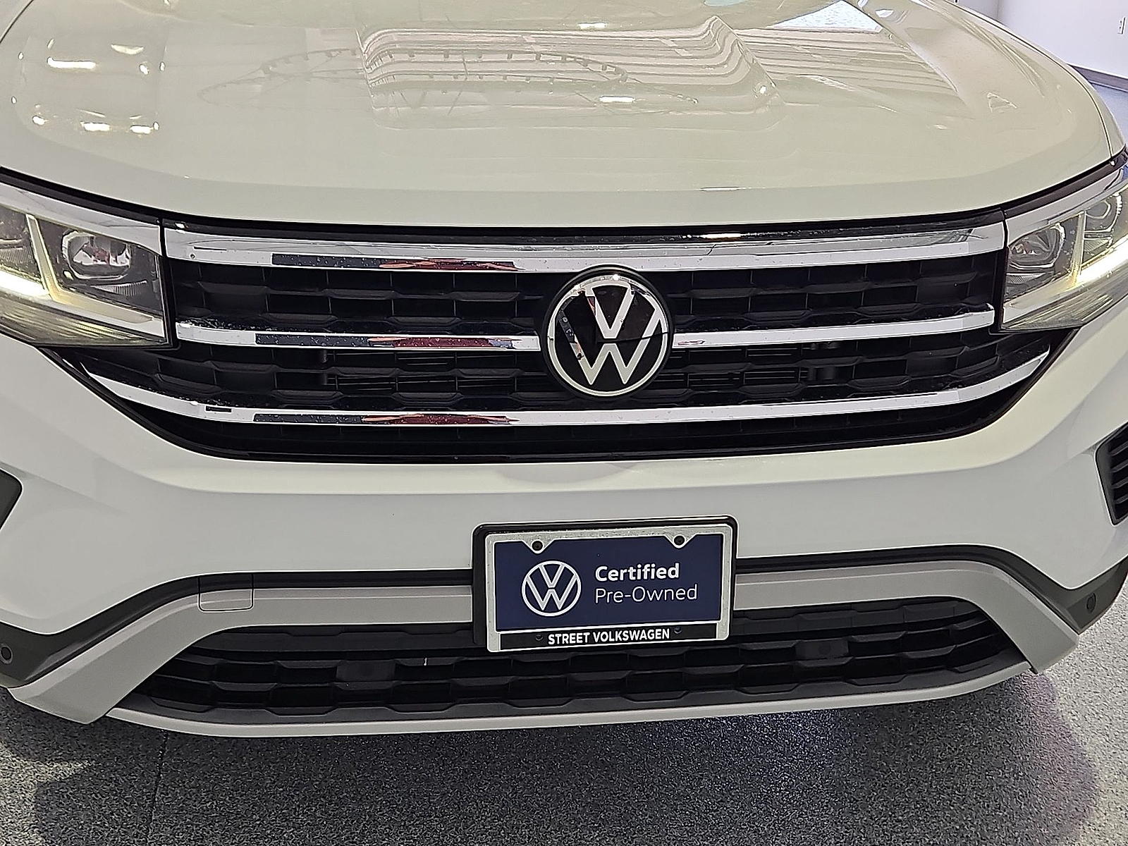 2023 Volkswagen Atlas Cross Sport 2.0T SE w/Technology Pure White at Street VW of Amarillo