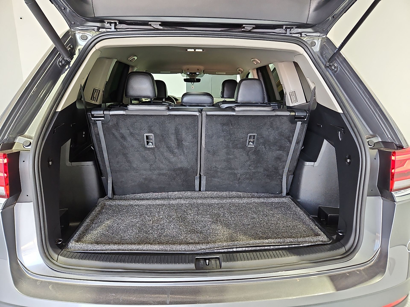 2024 Volkswagen Atlas 2.0T SE Platinum Gray Metallic at Bobby Duby Motors