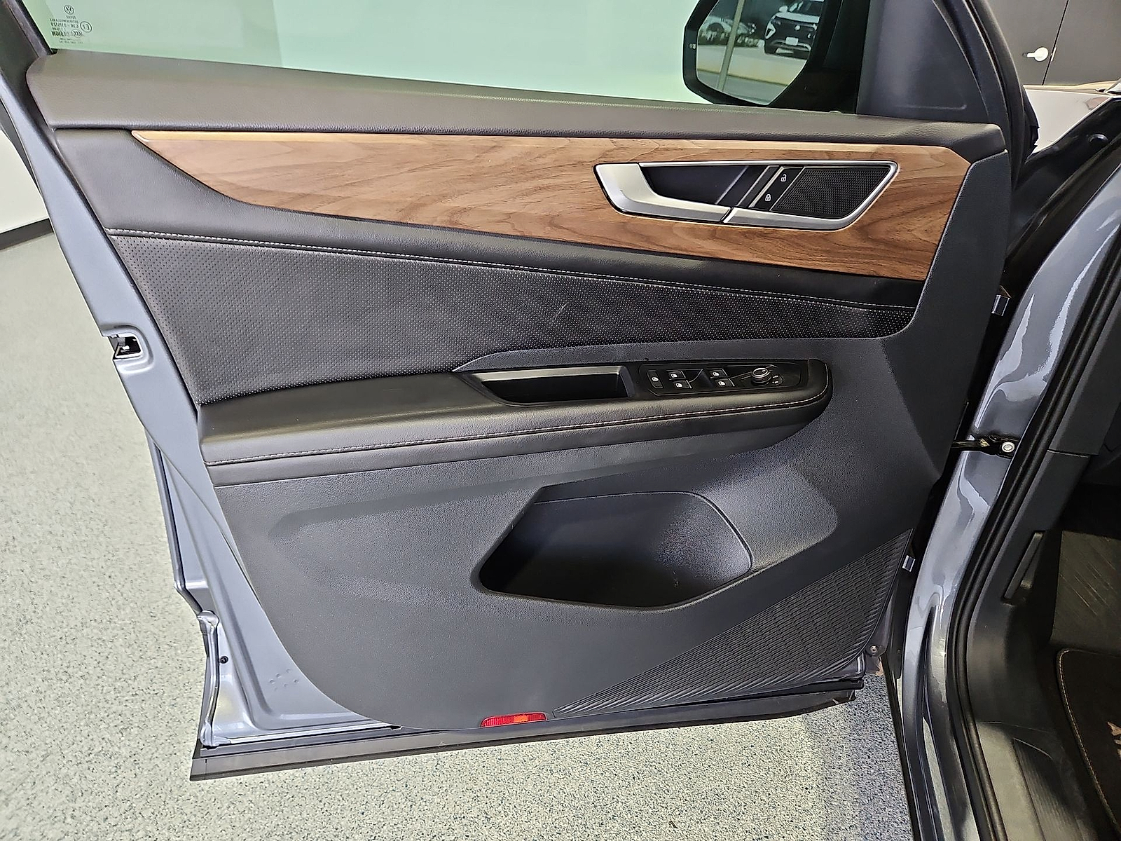 2024 Volkswagen Atlas 2.0T SE Platinum Gray Metallic at Bobby Duby Motors