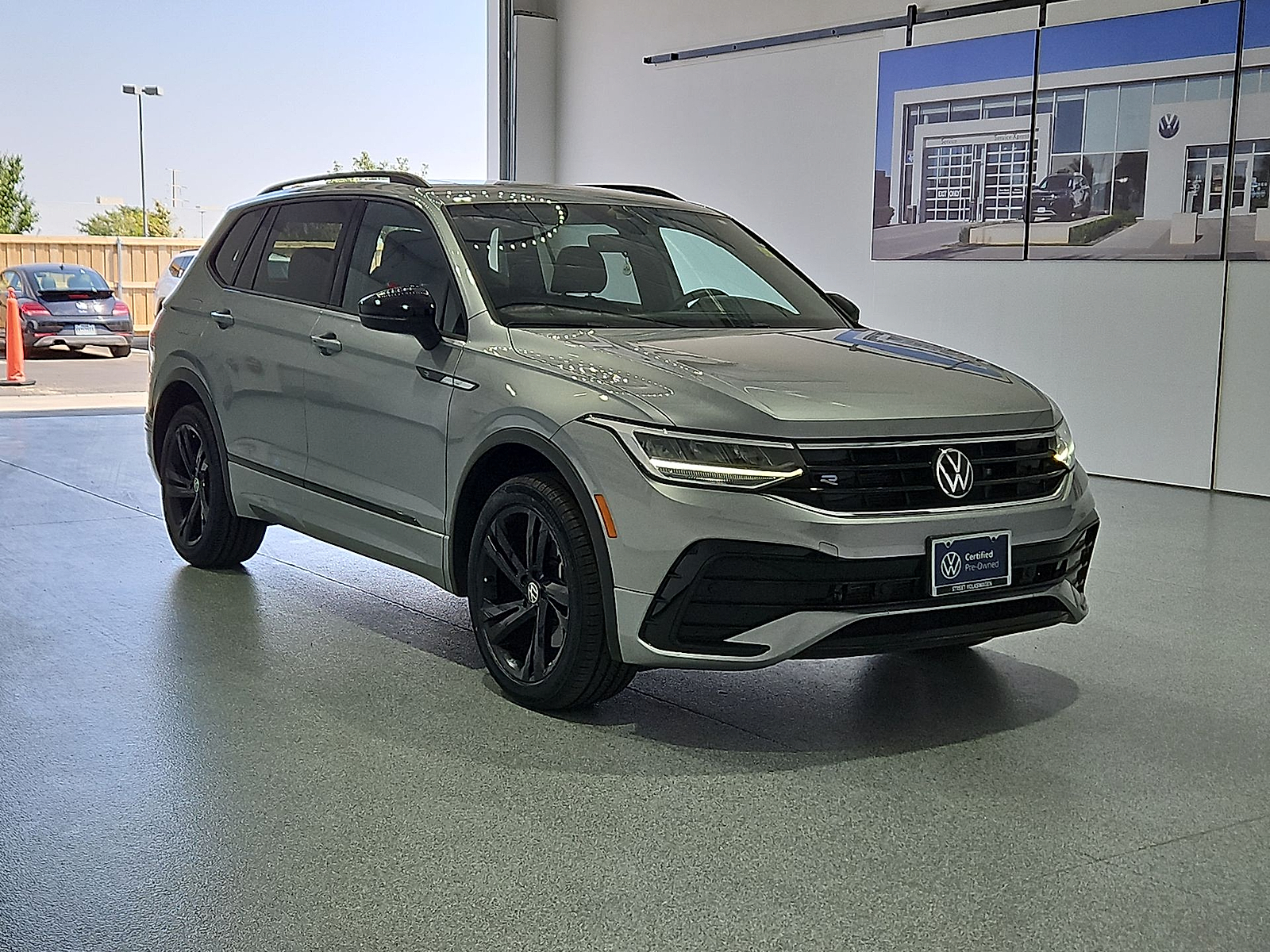 2023 Volkswagen Tiguan 2.0T SE R-Line Black - 1