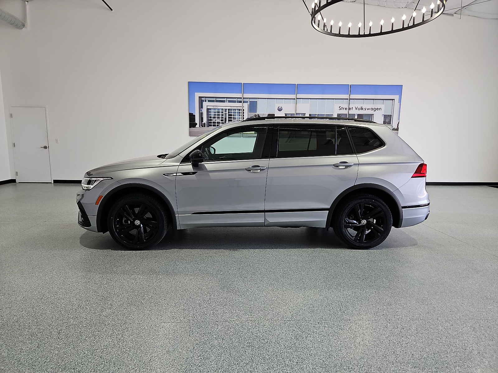 2023 Volkswagen Tiguan 2.0T SE R-Line Black - 4