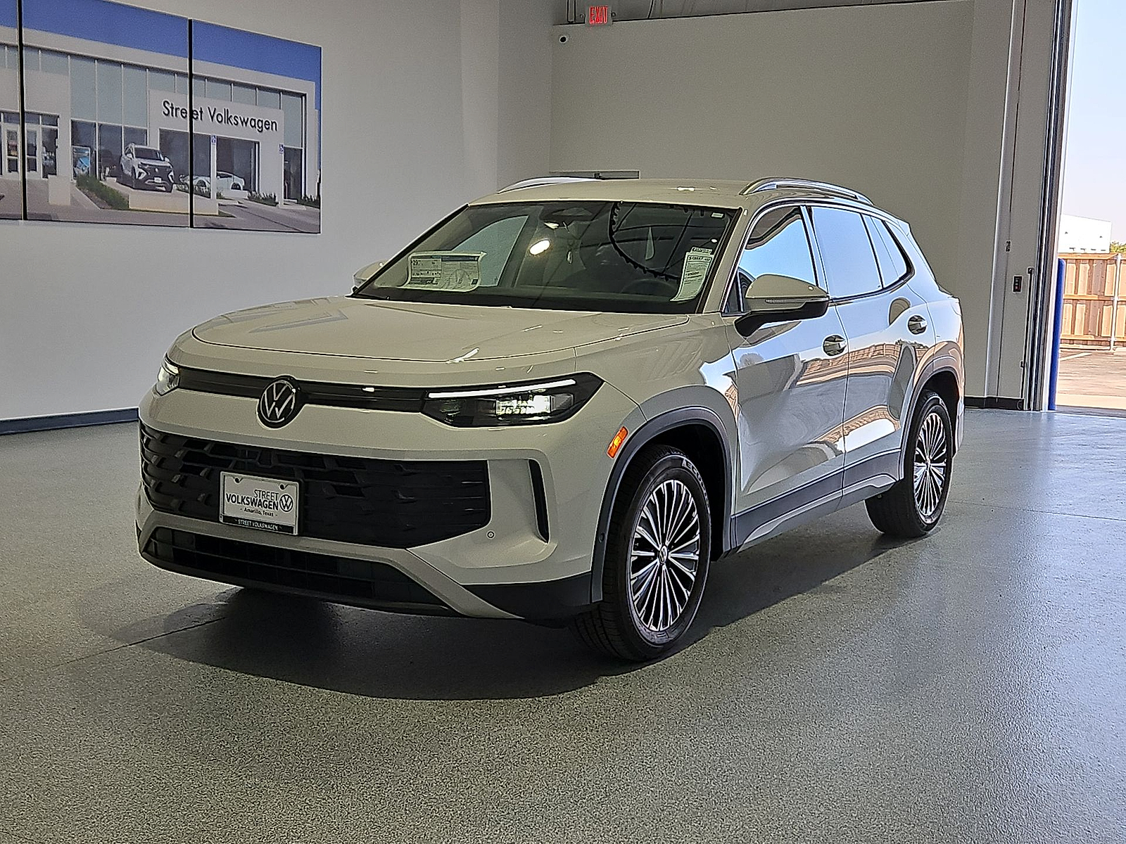 2026 Volkswagen Tiguan photo 4 of 22