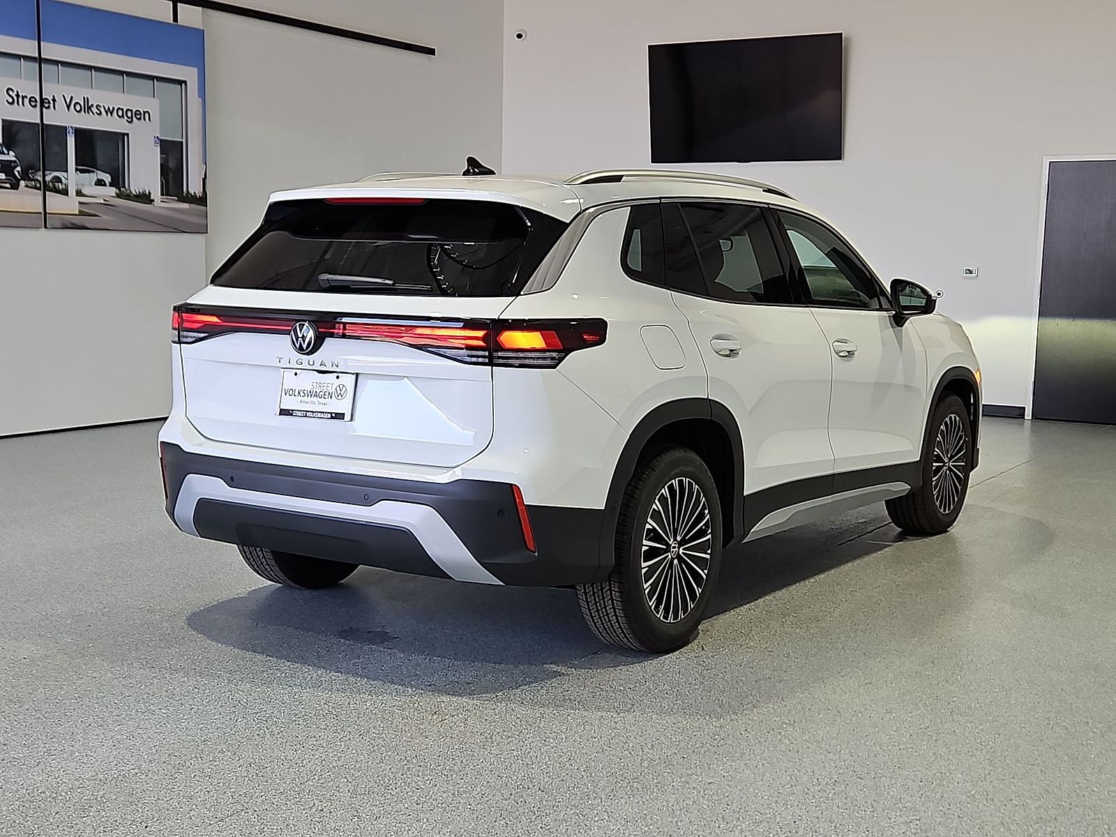 2026 Volkswagen Tiguan photo 8 of 22