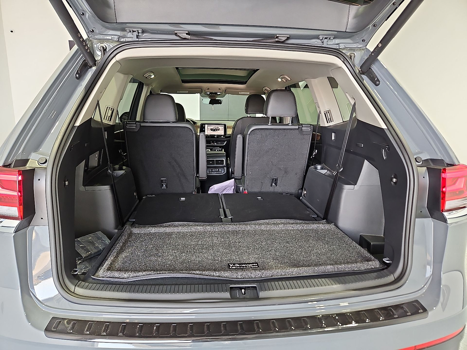 2026 Volkswagen Atlas photo 12 of 22