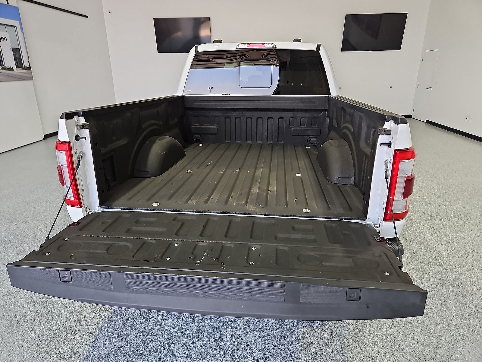 2023 Ford F-150 LARIAT Oxford White at Street VW of Amarillo