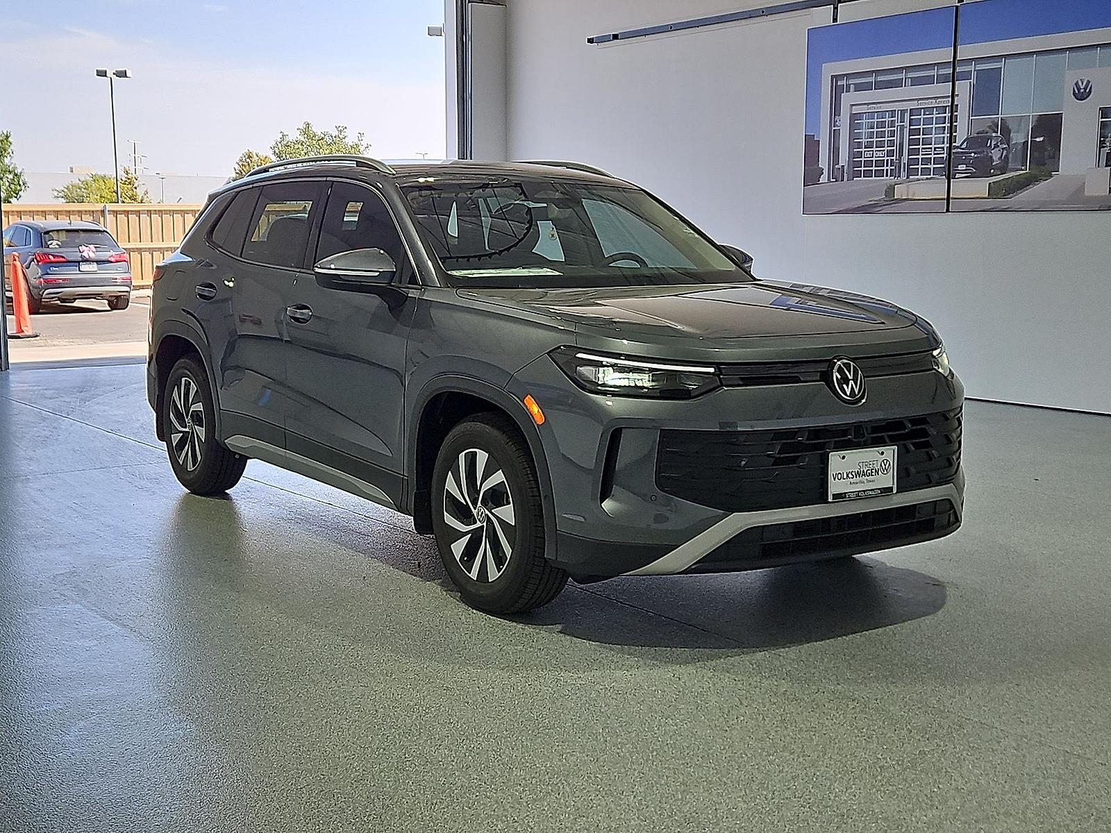 2026 Volkswagen Tiguan photo 2 of 22