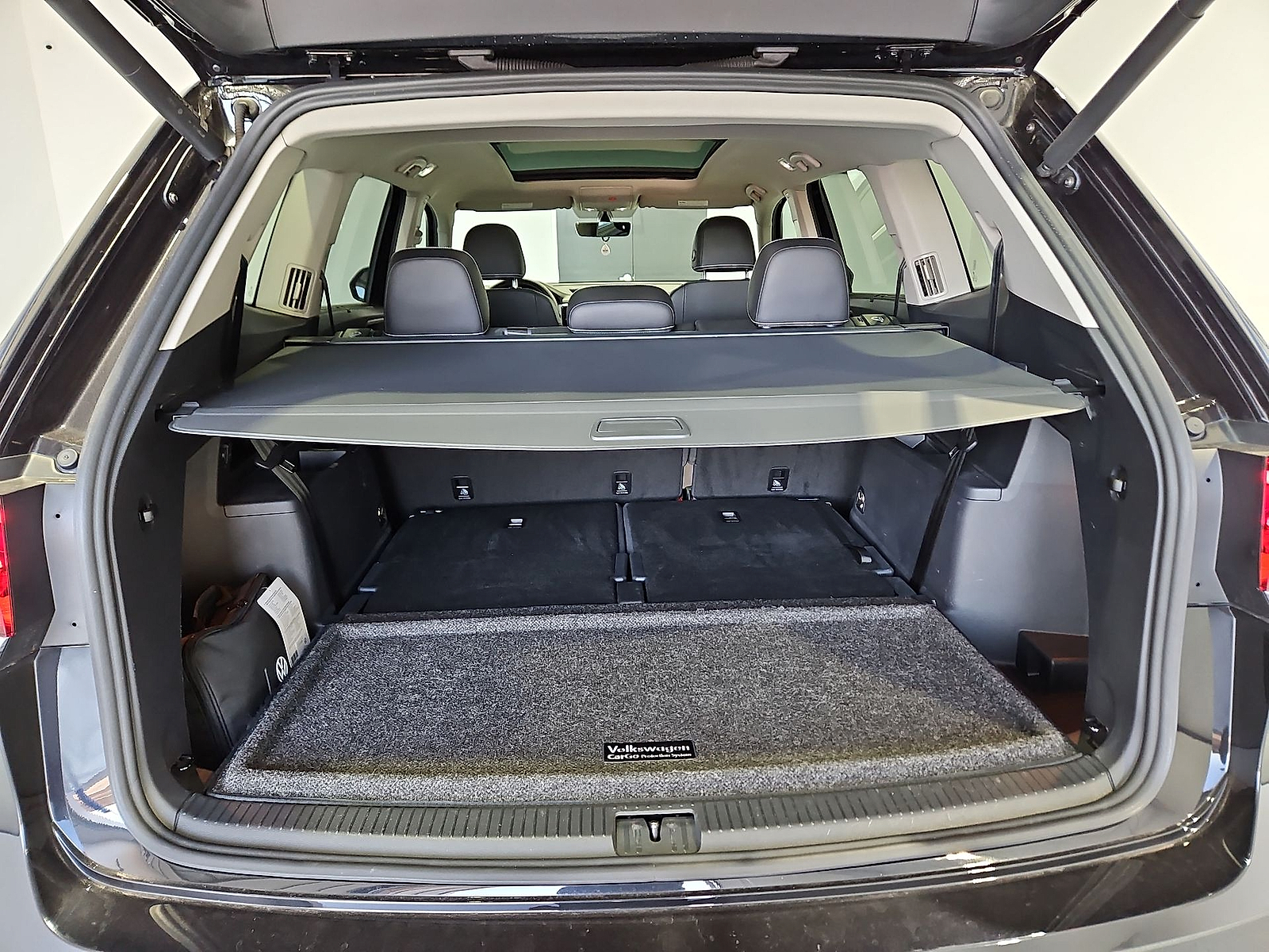 2023 Volkswagen Atlas 3.6L V6 SE w/Technology Deep Black at Street VW of Amarillo