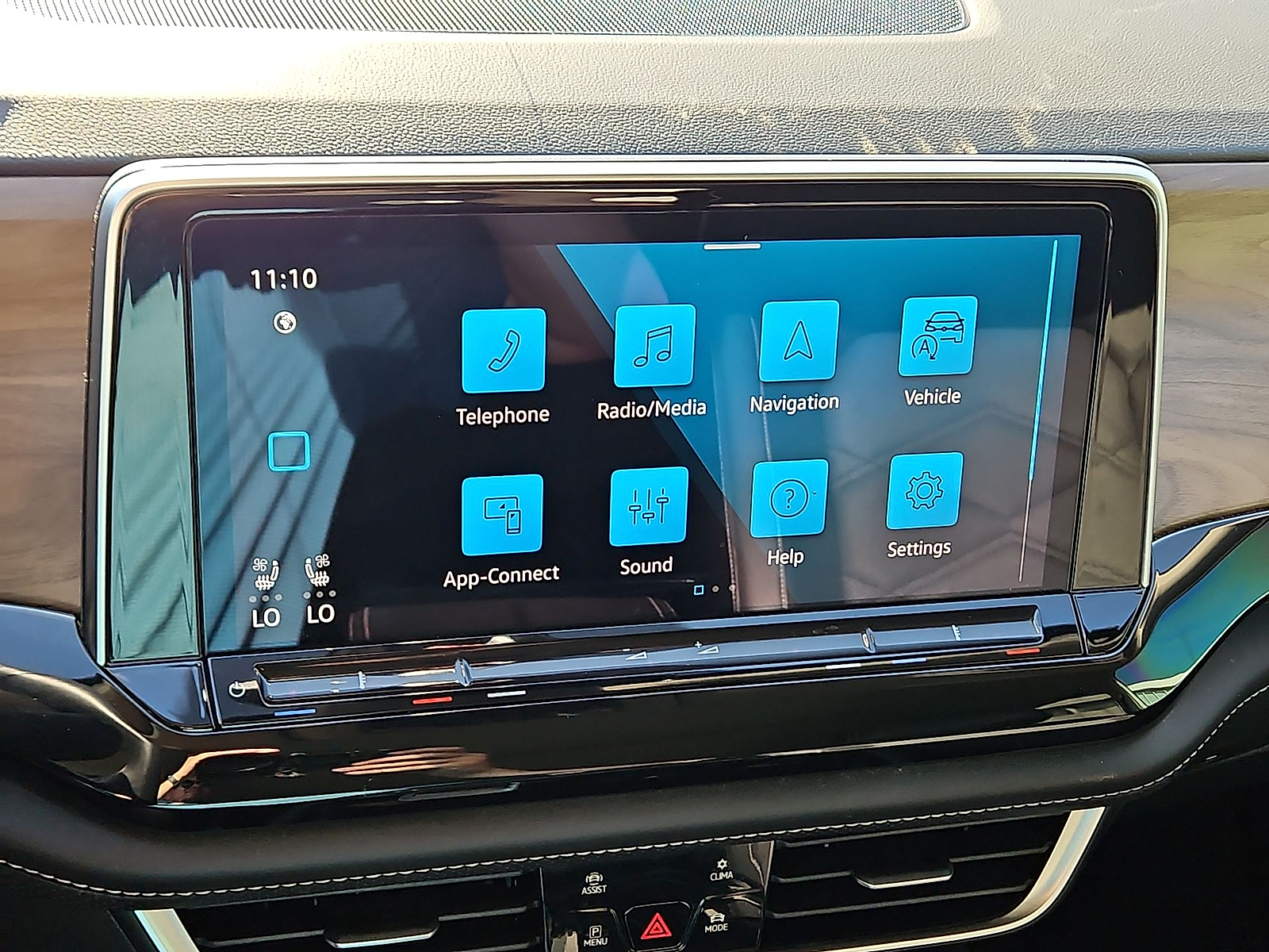 2025 Volkswagen Atlas 2.0T SE w/Technology Pure White at Bobby Duby Motors