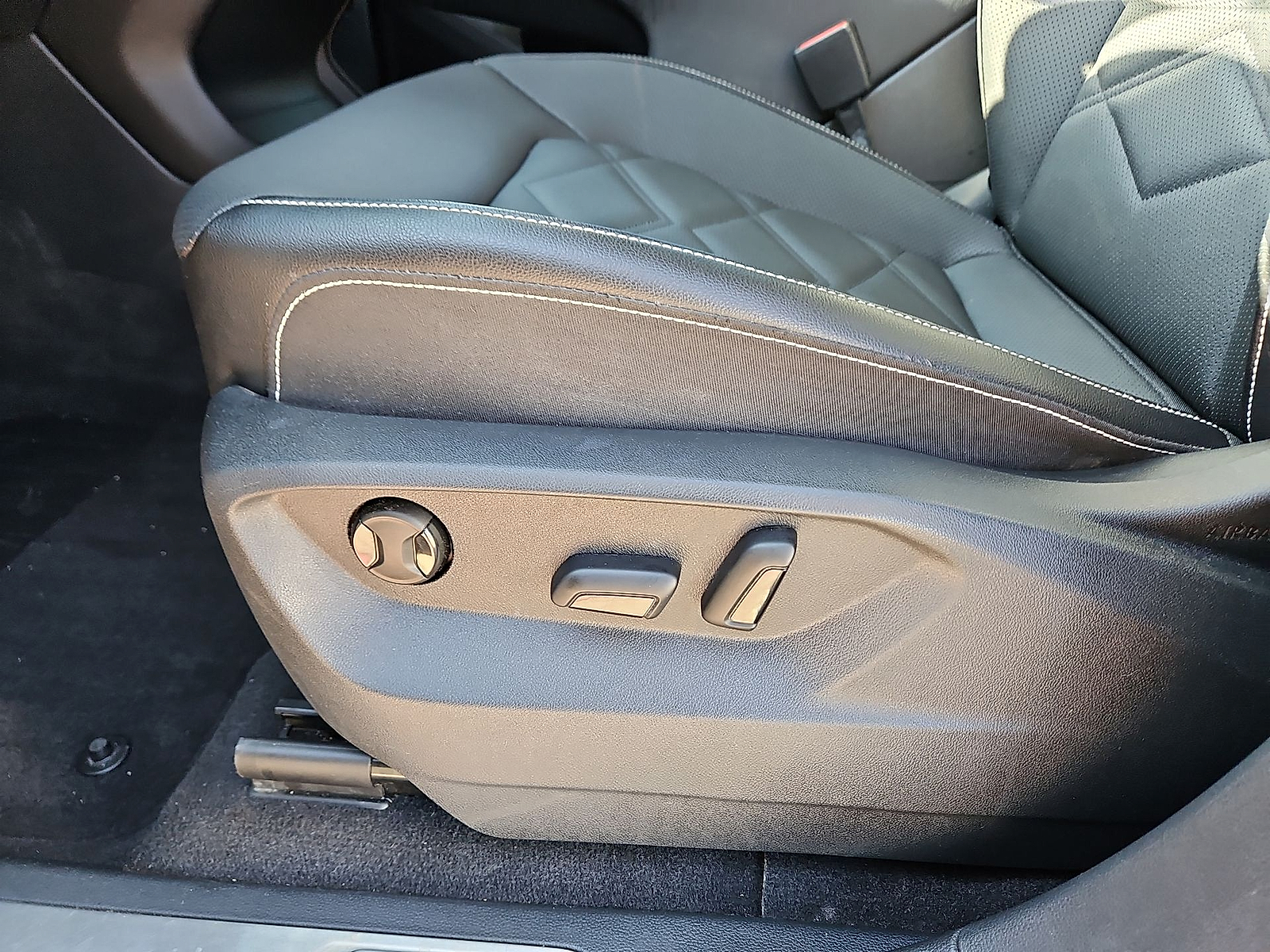 2025 Volkswagen Atlas 2.0T SE w/Technology Pure White at Bobby Duby Motors