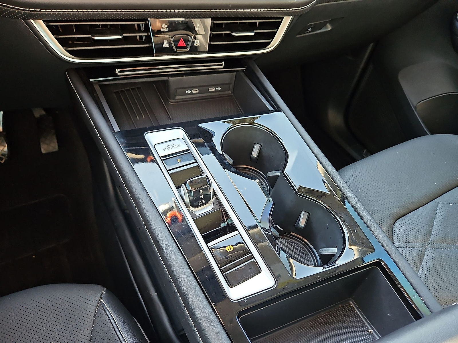 2025 Volkswagen Atlas 2.0T SE w/Technology Pure White at Bobby Duby Motors