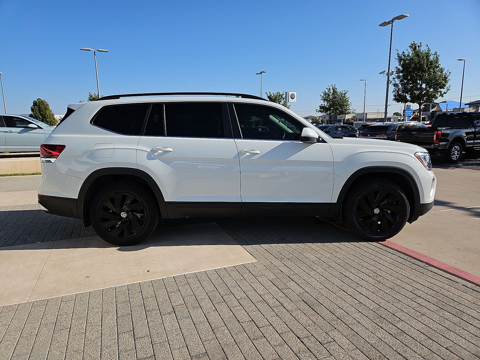 2025 Volkswagen Atlas 2.0T SE w/Technology Pure White at Bobby Duby Motors