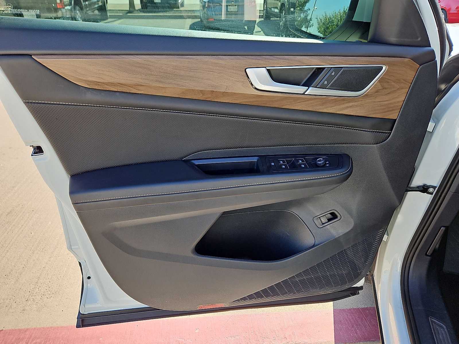 2025 Volkswagen Atlas 2.0T SE w/Technology Pure White at Bobby Duby Motors