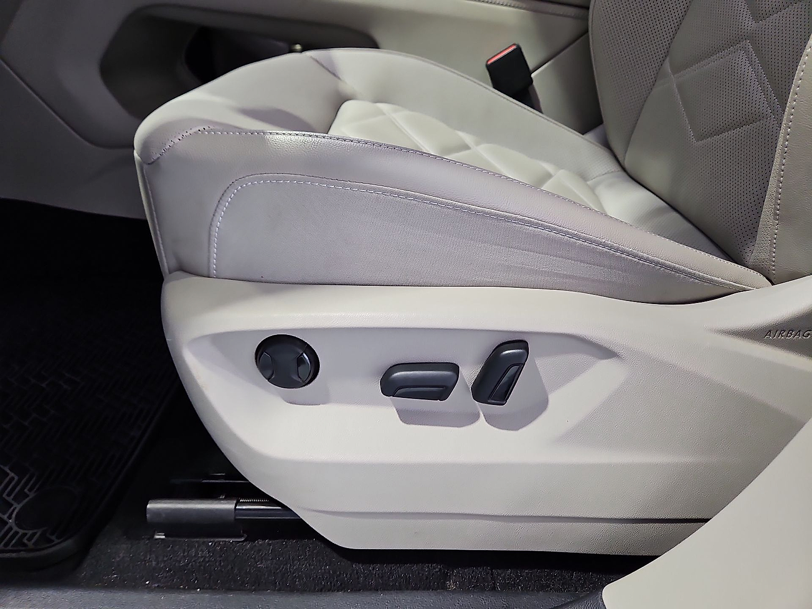2024 Volkswagen Atlas 2.0T SE Platinum Gray Metallic at Bobby Duby Motors