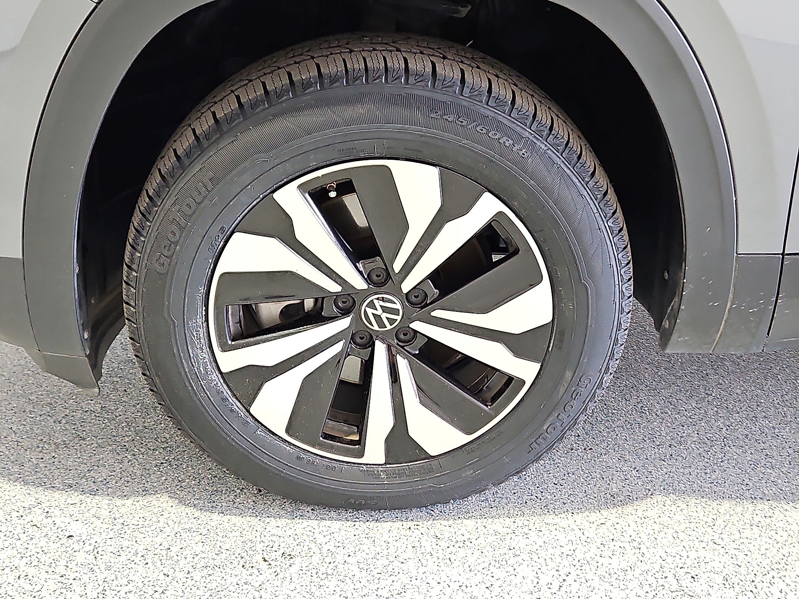 2024 Volkswagen Atlas 2.0T SE Platinum Gray Metallic at Bobby Duby Motors