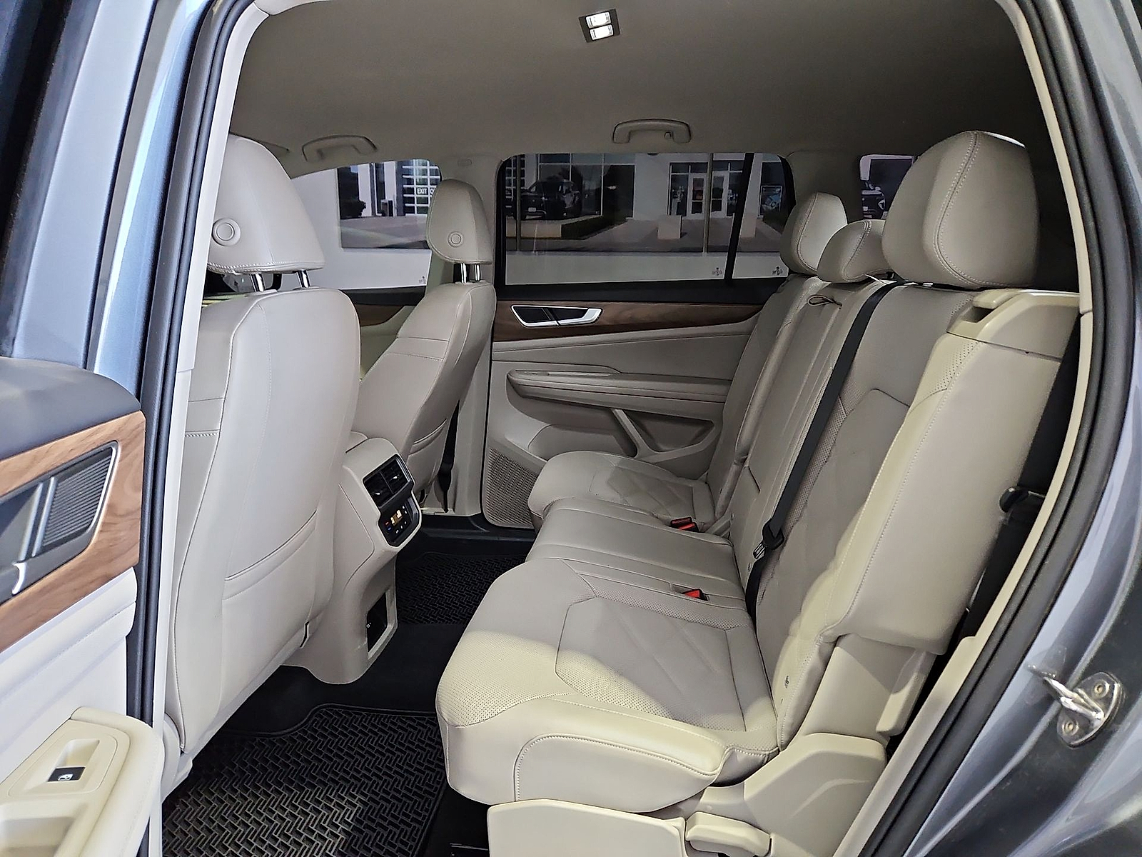 2024 Volkswagen Atlas 2.0T SE Platinum Gray Metallic at Bobby Duby Motors