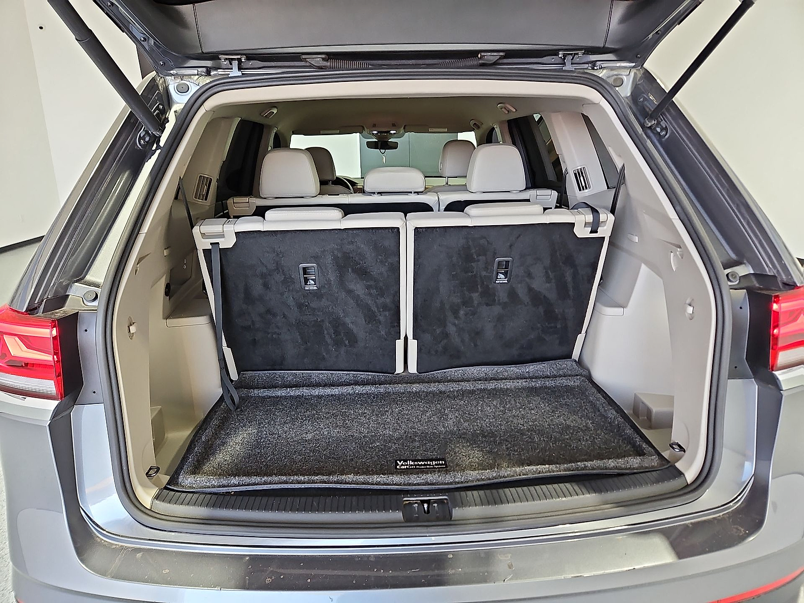 2024 Volkswagen Atlas 2.0T SE Platinum Gray Metallic at Bobby Duby Motors