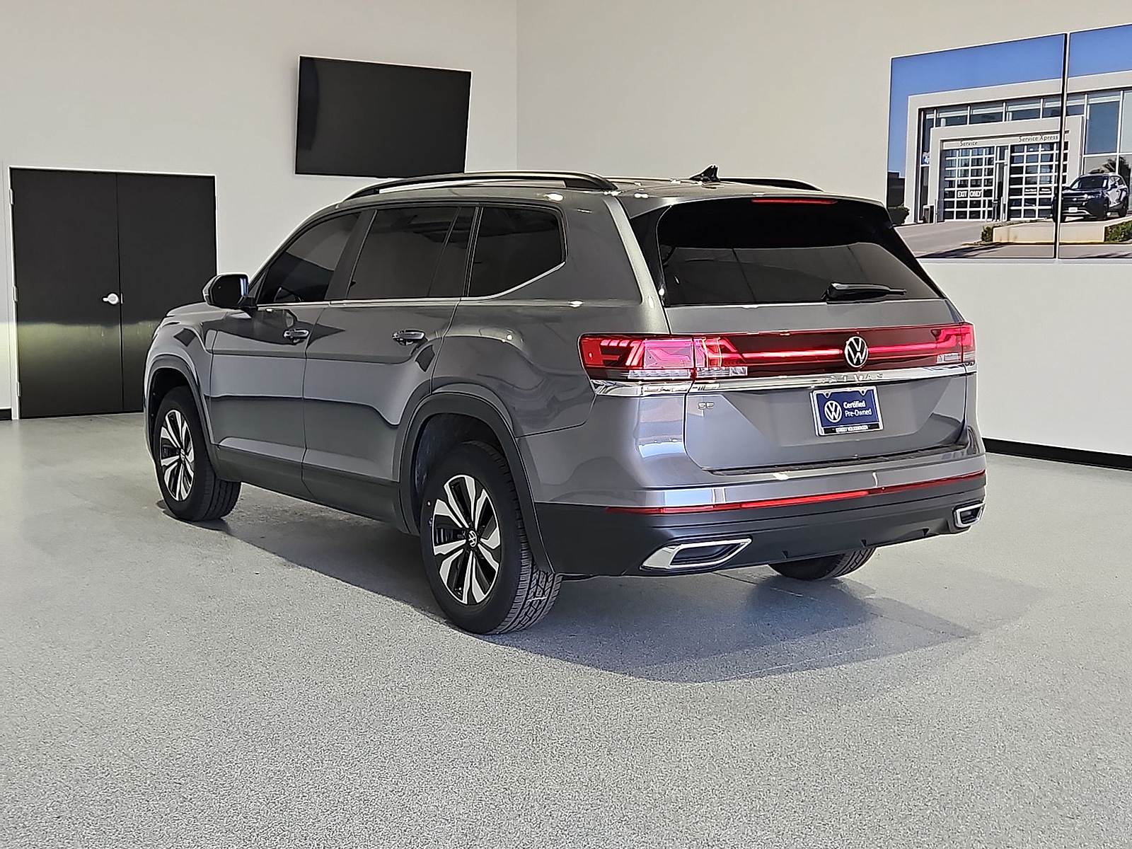 2024 Volkswagen Atlas 2.0T SE Platinum Gray Metallic at Bobby Duby Motors