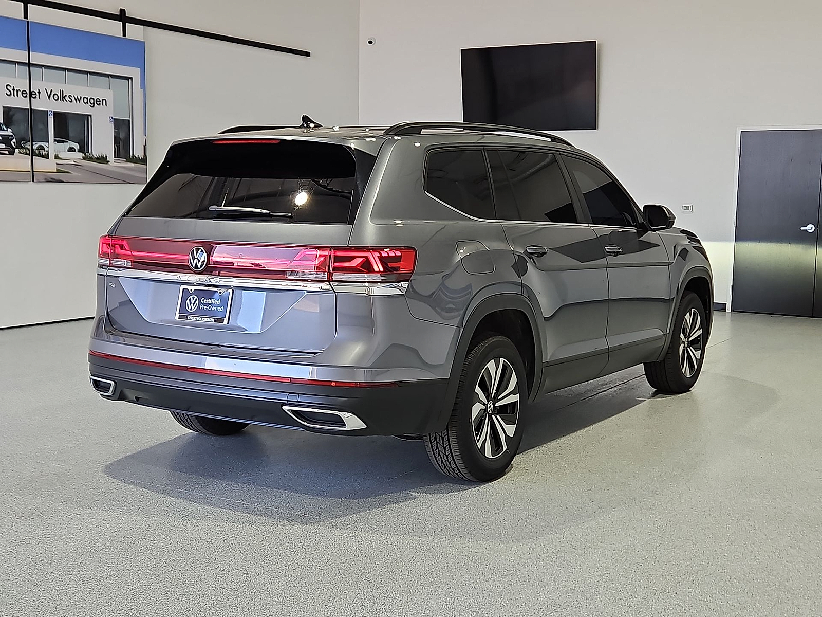 2024 Volkswagen Atlas 2.0T SE Platinum Gray Metallic at Bobby Duby Motors