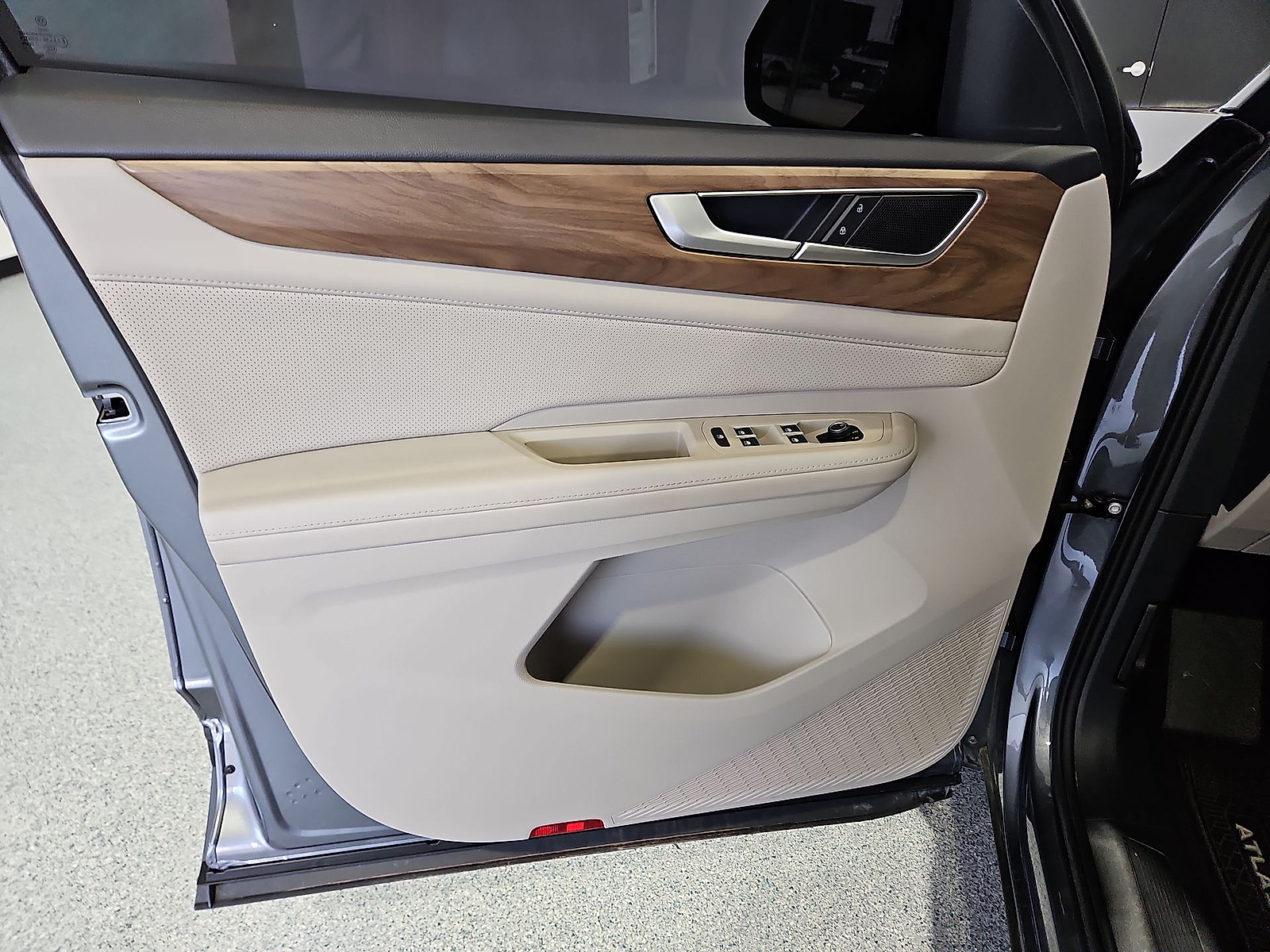 2024 Volkswagen Atlas 2.0T SE Platinum Gray Metallic at Bobby Duby Motors