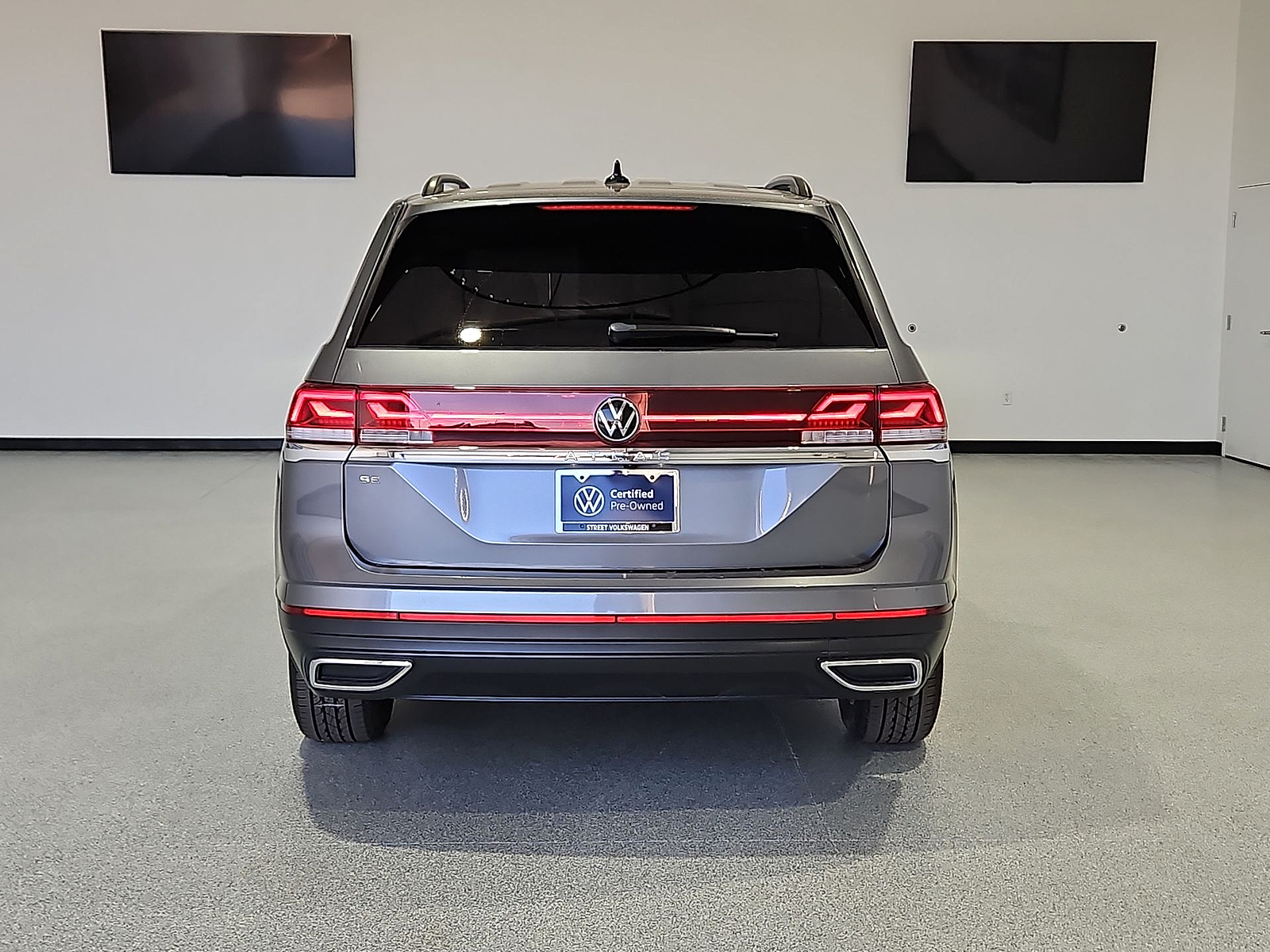 2024 Volkswagen Atlas 2.0T SE Platinum Gray Metallic at Bobby Duby Motors