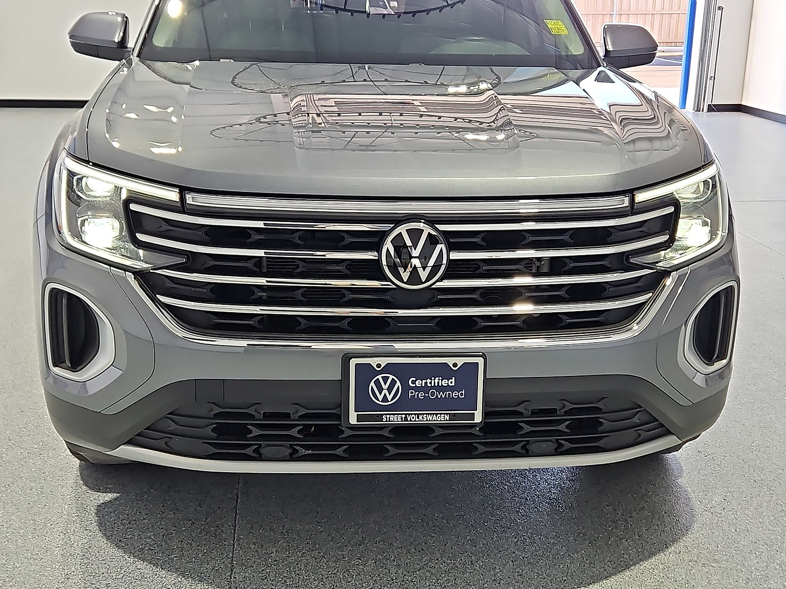 2024 Volkswagen Atlas 2.0T SE Platinum Gray Metallic at Bobby Duby Motors